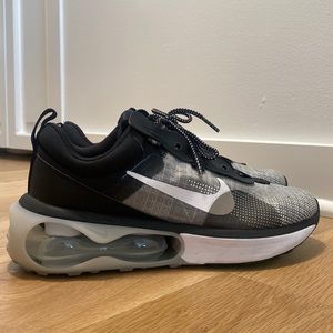 HARDLY WORN NIKE AIR MAX